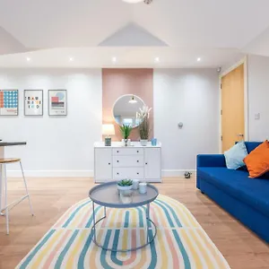 2 Bed - Centre - Free Parking Apartment